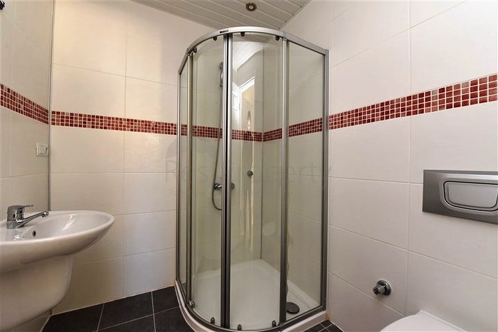 فيلا على البحر - في مدينة الانيا / منطقة غازي باشا - تصميم 3 غرف وصالة - مسبح خاص 