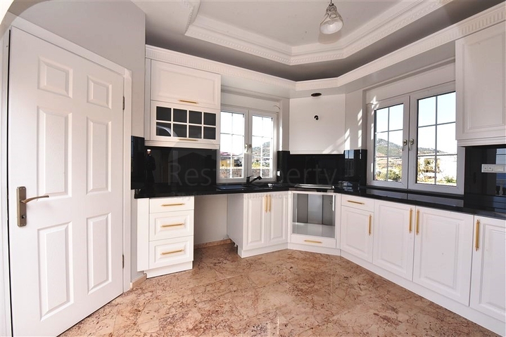 فيلا على البحر - في مدينة الانيا / منطقة غازي باشا - تصميم 3 غرف وصالة - مسبح خاص 