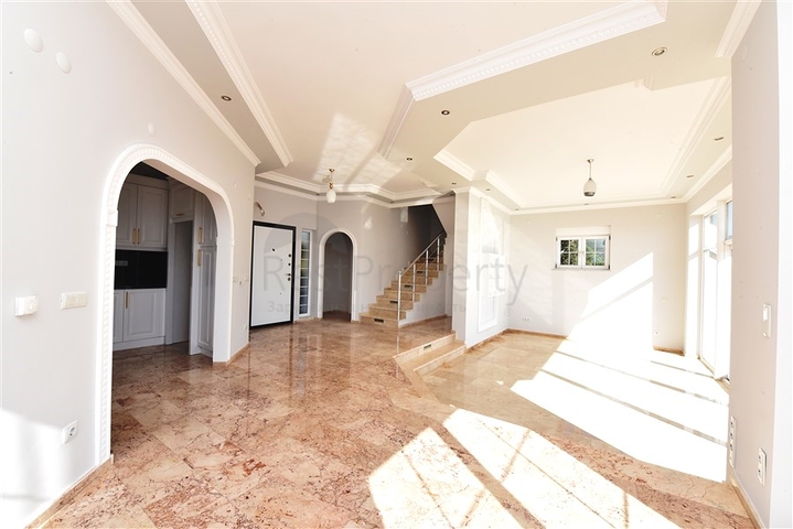 فيلا على البحر - في مدينة الانيا / منطقة غازي باشا - تصميم 3 غرف وصالة - مسبح خاص 