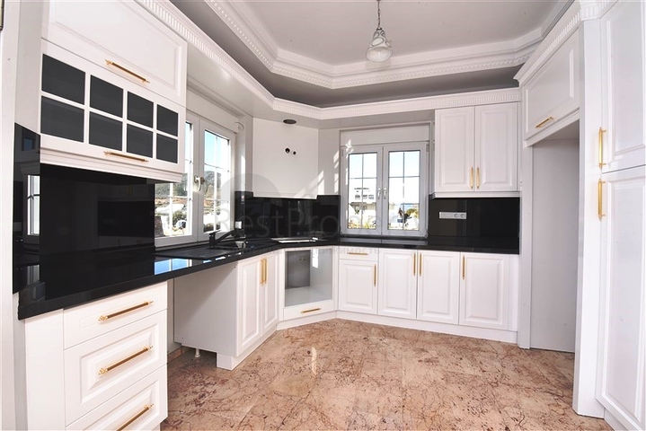 فيلا على البحر - في مدينة الانيا / منطقة غازي باشا - تصميم 3 غرف وصالة - مسبح خاص 