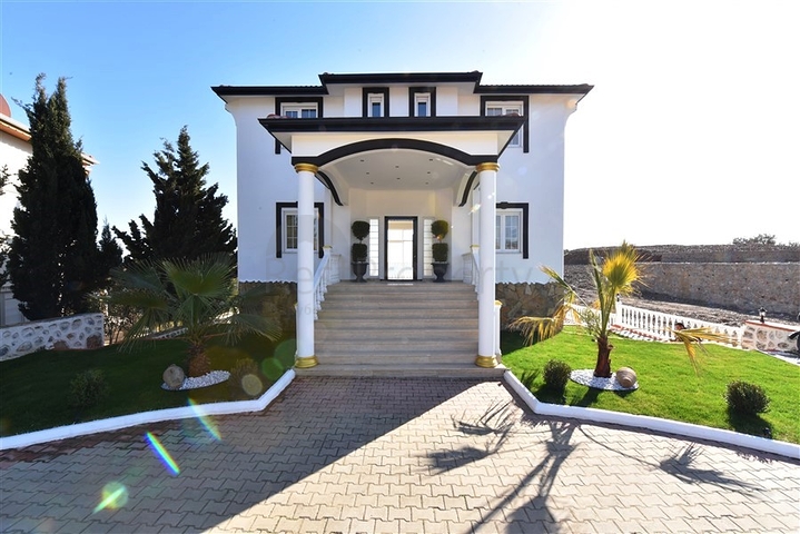 فيلا على البحر - في مدينة الانيا / منطقة غازي باشا - تصميم 3 غرف وصالة - مسبح خاص 