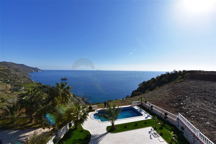 فيلا على البحر - في مدينة الانيا / منطقة غازي باشا - تصميم 3 غرف وصالة - مسبح خاص 