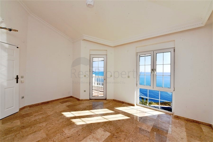 فيلا على البحر - في مدينة الانيا / منطقة غازي باشا - تصميم 3 غرف وصالة - مسبح خاص 