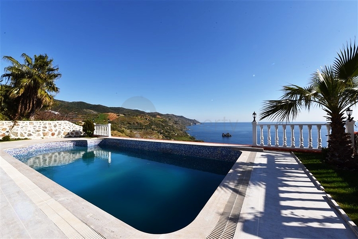 فيلا على البحر - في مدينة الانيا / منطقة غازي باشا - تصميم 3 غرف وصالة - مسبح خاص 