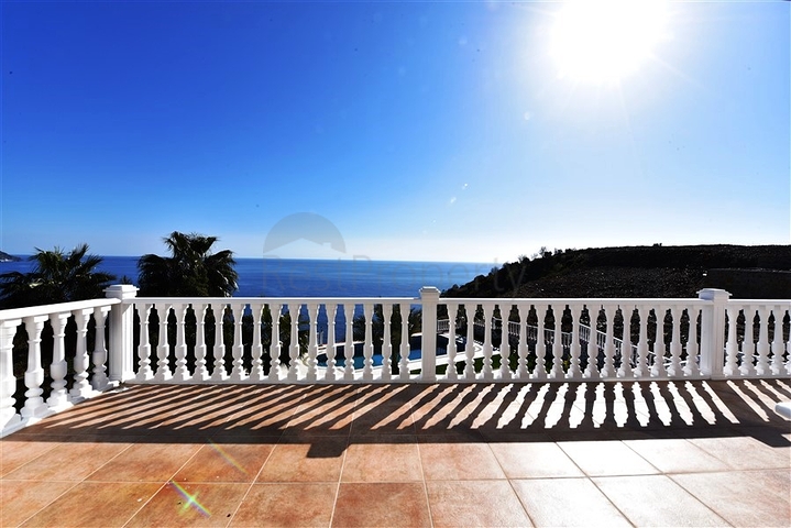 فيلا على البحر - في مدينة الانيا / منطقة غازي باشا - تصميم 3 غرف وصالة - مسبح خاص 