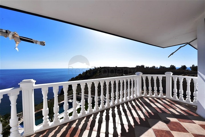 فيلا على البحر - في مدينة الانيا / منطقة غازي باشا - تصميم 3 غرف وصالة - مسبح خاص 