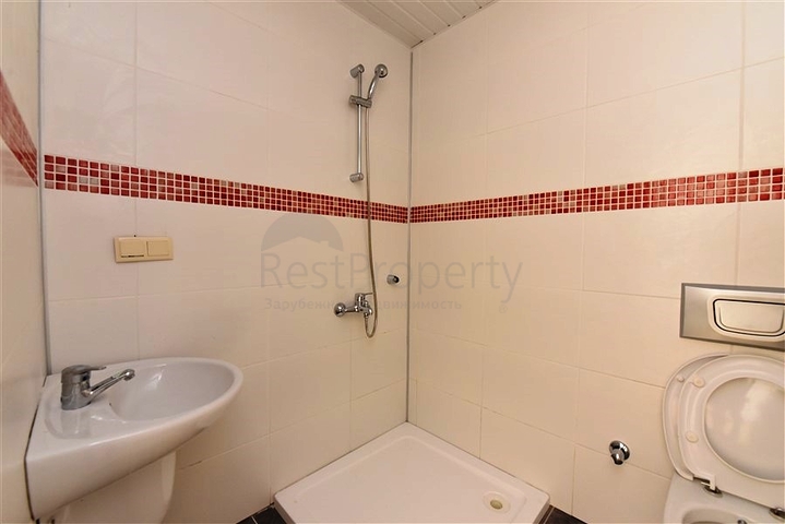 فيلا على البحر - في مدينة الانيا / منطقة غازي باشا - تصميم 3 غرف وصالة - مسبح خاص 