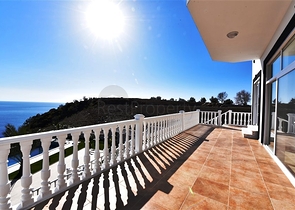 فيلا على البحر - في مدينة الانيا / منطقة غازي باشا - تصميم 3 غرف وصالة - مسبح خاص 