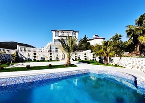 فيلا على البحر - في مدينة الانيا / منطقة غازي باشا - تصميم 3 غرف وصالة - مسبح خاص 