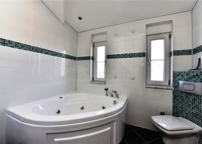 فيلا على البحر - في مدينة الانيا / منطقة غازي باشا - تصميم 3 غرف وصالة - مسبح خاص 