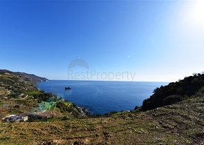 فيلا على البحر - في مدينة الانيا / منطقة غازي باشا - تصميم 3 غرف وصالة - مسبح خاص 