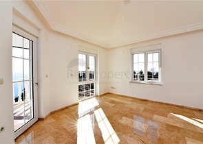 فيلا على البحر - في مدينة الانيا / منطقة غازي باشا - تصميم 3 غرف وصالة - مسبح خاص 