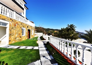 فيلا على البحر - في مدينة الانيا / منطقة غازي باشا - تصميم 3 غرف وصالة - مسبح خاص 