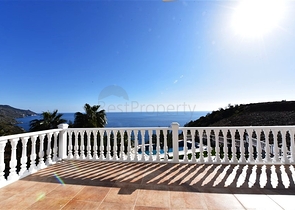 فيلا على البحر - في مدينة الانيا / منطقة غازي باشا - تصميم 3 غرف وصالة - مسبح خاص 