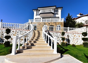 فيلا على البحر - في مدينة الانيا / منطقة غازي باشا - تصميم 3 غرف وصالة - مسبح خاص 