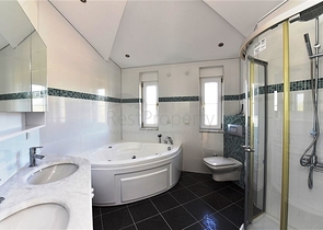 فيلا على البحر - في مدينة الانيا / منطقة غازي باشا - تصميم 3 غرف وصالة - مسبح خاص 