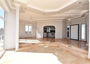 فيلا على البحر - في مدينة الانيا / منطقة غازي باشا - تصميم 3 غرف وصالة - مسبح خاص 