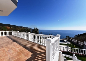 فيلا على البحر - في مدينة الانيا / منطقة غازي باشا - تصميم 3 غرف وصالة - مسبح خاص 