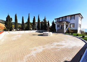 فيلا على البحر - في مدينة الانيا / منطقة غازي باشا - تصميم 3 غرف وصالة - مسبح خاص 