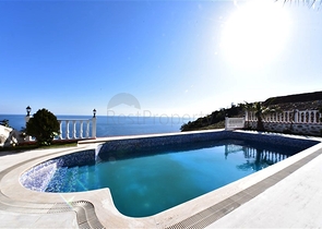 فيلا على البحر - في مدينة الانيا / منطقة غازي باشا - تصميم 3 غرف وصالة - مسبح خاص 