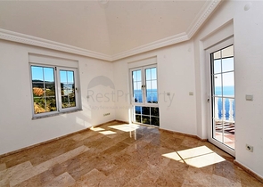 فيلا على البحر - في مدينة الانيا / منطقة غازي باشا - تصميم 3 غرف وصالة - مسبح خاص 