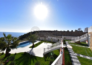 فيلا على البحر - في مدينة الانيا / منطقة غازي باشا - تصميم 3 غرف وصالة - مسبح خاص 