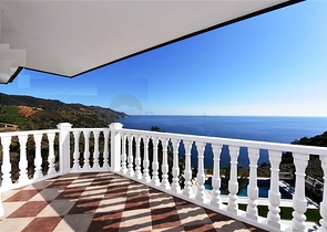 فيلا على البحر - في مدينة الانيا / منطقة غازي باشا - تصميم 3 غرف وصالة - مسبح خاص 