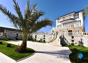 فيلا على البحر - في مدينة الانيا / منطقة غازي باشا - تصميم 3 غرف وصالة - مسبح خاص 