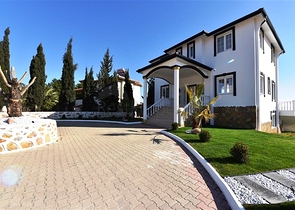 فيلا على البحر - في مدينة الانيا / منطقة غازي باشا - تصميم 3 غرف وصالة - مسبح خاص 