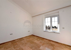 فيلا على البحر - في مدينة الانيا / منطقة غازي باشا - تصميم 3 غرف وصالة - مسبح خاص 