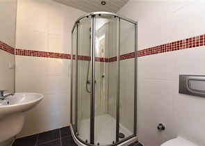 فيلا على البحر - في مدينة الانيا / منطقة غازي باشا - تصميم 3 غرف وصالة - مسبح خاص 