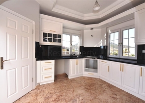 فيلا على البحر - في مدينة الانيا / منطقة غازي باشا - تصميم 3 غرف وصالة - مسبح خاص 