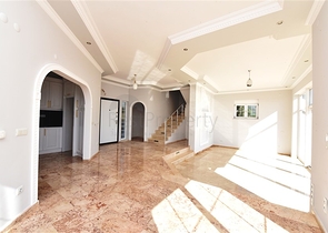 فيلا على البحر - في مدينة الانيا / منطقة غازي باشا - تصميم 3 غرف وصالة - مسبح خاص 