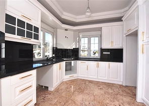 فيلا على البحر - في مدينة الانيا / منطقة غازي باشا - تصميم 3 غرف وصالة - مسبح خاص 