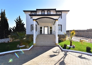 فيلا على البحر - في مدينة الانيا / منطقة غازي باشا - تصميم 3 غرف وصالة - مسبح خاص 