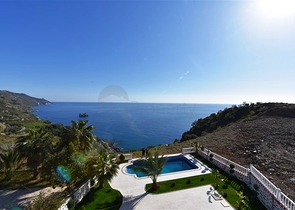 فيلا على البحر - في مدينة الانيا / منطقة غازي باشا - تصميم 3 غرف وصالة - مسبح خاص 