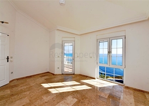 فيلا على البحر - في مدينة الانيا / منطقة غازي باشا - تصميم 3 غرف وصالة - مسبح خاص 