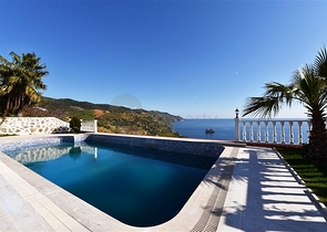 فيلا على البحر - في مدينة الانيا / منطقة غازي باشا - تصميم 3 غرف وصالة - مسبح خاص 