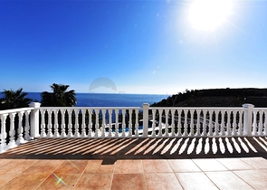 فيلا على البحر - في مدينة الانيا / منطقة غازي باشا - تصميم 3 غرف وصالة - مسبح خاص 