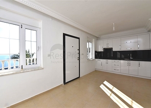 فيلا على البحر - في مدينة الانيا / منطقة غازي باشا - تصميم 3 غرف وصالة - مسبح خاص 