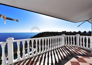 فيلا على البحر - في مدينة الانيا / منطقة غازي باشا - تصميم 3 غرف وصالة - مسبح خاص 