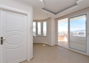 دوبلكس عائلية واسعة - اطلالة بحر - تصميم 3 غرف و2 صالة - في مهموتلار /  الانيا 