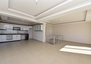 دوبلكس عائلية واسعة - اطلالة بحر - تصميم 3 غرف و2 صالة - في مهموتلار /  الانيا 