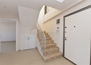 دوبلكس عائلية واسعة - اطلالة بحر - تصميم 3 غرف و2 صالة - في مهموتلار /  الانيا 