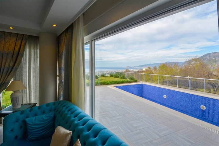 فيلا مستقلة - مسبح خاص وحديقة - تصميم 4 غرف وصالة -اطلالة بحر- في كارجي جاك /الانيا 