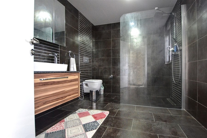 فيلا مستقلة - مسبح خاص وحديقة - تصميم 4 غرف وصالة -اطلالة بحر- في كارجي جاك /الانيا 