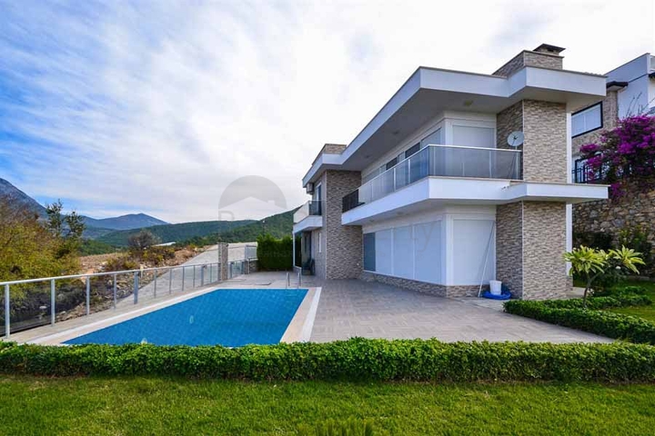 فيلا مستقلة - مسبح خاص وحديقة - تصميم 4 غرف وصالة -اطلالة بحر- في كارجي جاك /الانيا 