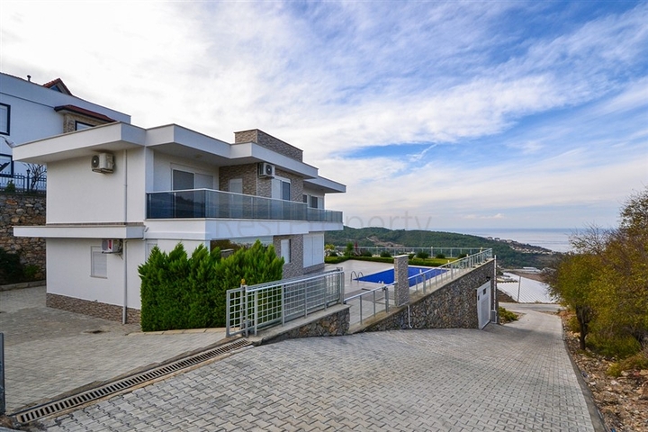 فيلا مستقلة - مسبح خاص وحديقة - تصميم 4 غرف وصالة -اطلالة بحر- في كارجي جاك /الانيا 