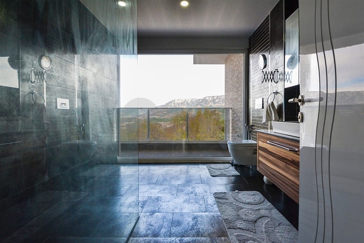 فيلا مستقلة - مسبح خاص وحديقة - تصميم 4 غرف وصالة -اطلالة بحر- في كارجي جاك /الانيا 