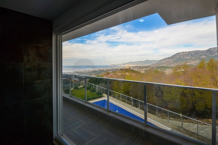 فيلا مستقلة - مسبح خاص وحديقة - تصميم 4 غرف وصالة -اطلالة بحر- في كارجي جاك /الانيا 